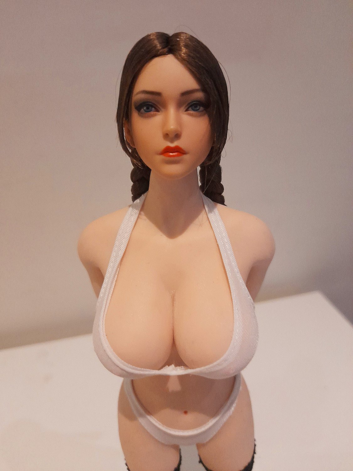 Synthia - Red Skirt Gallery (doll) #6iZwoWZP